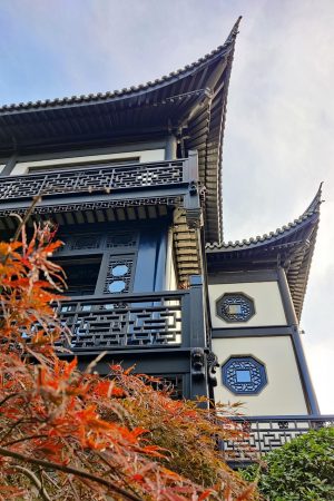 神马影视推荐古装剧封面，中国古典宫廷建筑背景，金色华丽风格